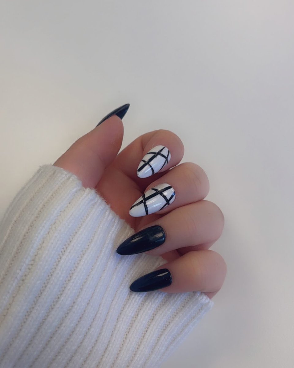 This week’s nail check 🤍🖤