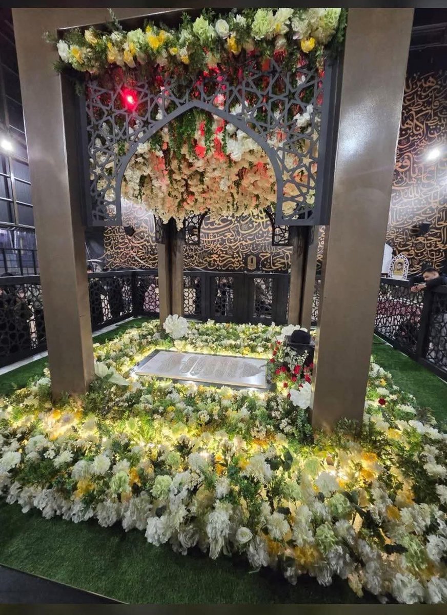 محظوظٌ من عاش زَمَنَك ! 
يا نصرَنا السرمدي.. 
يا قرّة العيون ومهجة القلوب .. 
لا تحزن سيدي .. ذَرْهُمً في لَهوِهم يتفننون في شماتتهم.. 
فوَرَبِّ نصرِ الله .. إن جدَّ الجدُّ وحقَّ الأمر .. 
فإن دونك شعبٌ .. 
هم انتْ .. وانتَ هُم .. 
وموجٌ هادرٌ قادمٌ مع صاحب الزمان.. 
لبيك لبيك ..