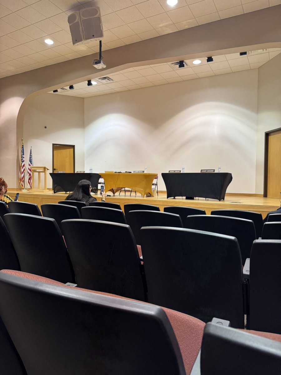 MattisonGafner's tweet image. #NEWS: The Hot Springs School District now meeting two times within two days to discuss the districts leadership. Parents waiting while the school board discusses with their attorney in a closed door executive session meeting. This comes after last night they said they were “not…