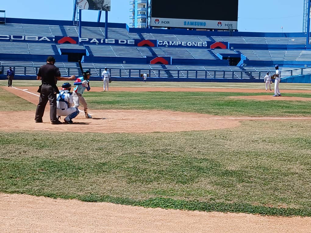 MayteVigoa70's tweet photo. Hoy disfrutamos la importante victoria de #Industriales frente a #CiegoDeAvila.
#AzulesDeCorazon
#LaHabanaViveEnMí
@IzquierdoAlons1
@YanetHzP25
@gobhabana https://t.co/0H9zqH8OHW
