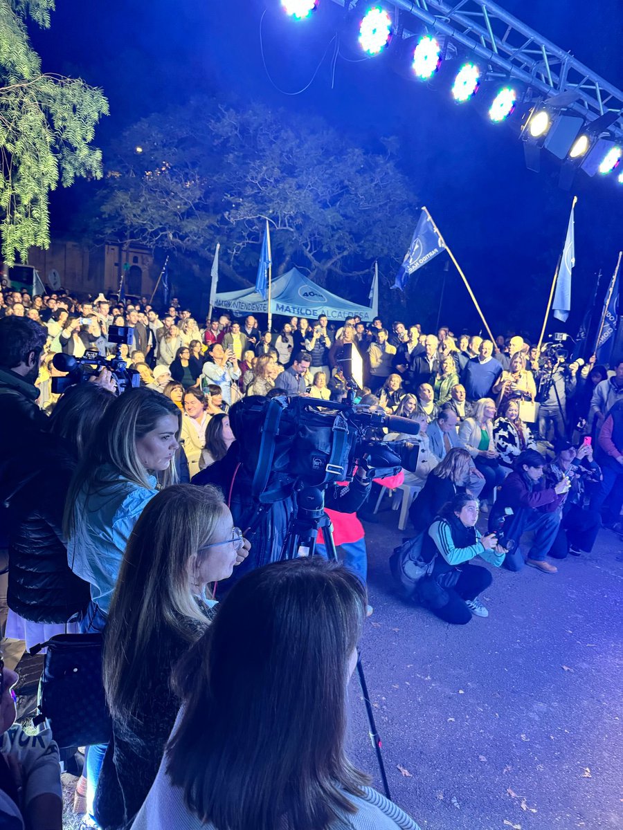 Presentes en el acto que se está desarrollando en el Municipio CH brindando nuestro apoyo a la compañera <a href="/matildeantiauy/">Matilde Antía</a> . Este 11 de Mayo Votamos la Lista 1 más la Lista 40-CH.

#YaEstá #MasUnidosQueNunca