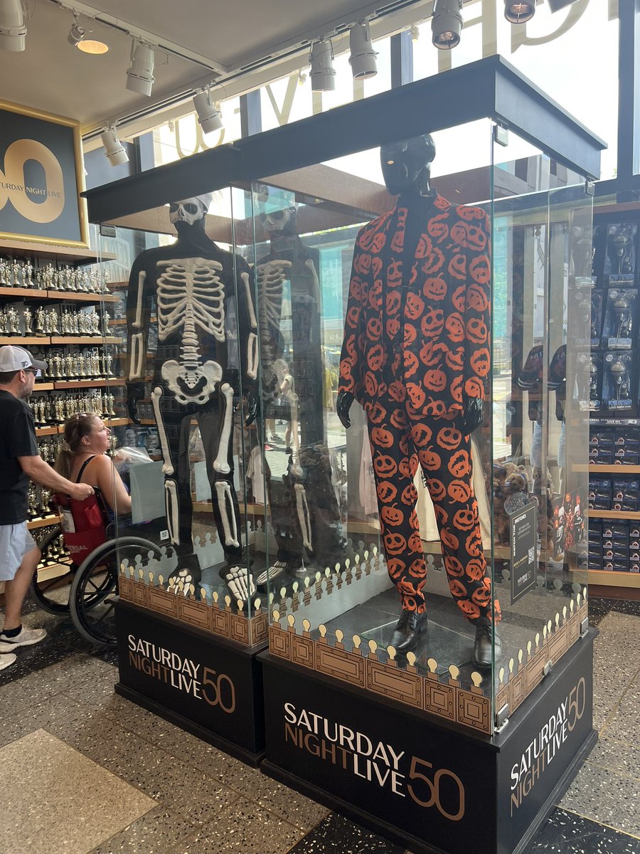 “ WHO AM I?” “DAVID S. PUMPKINSSSSS!” “AND WHERE AM I FROM?” “IBIZAAAAA” “PREGUNTAS?” “WAIT SO HE’S FROM SPAIN? HE DOESN’T EVEN HAVE AN ACCENT.” “he said he’s from there, doesn’t mean he grew up there, let him write his own story, man” 

*i yelled this all of this standing there*