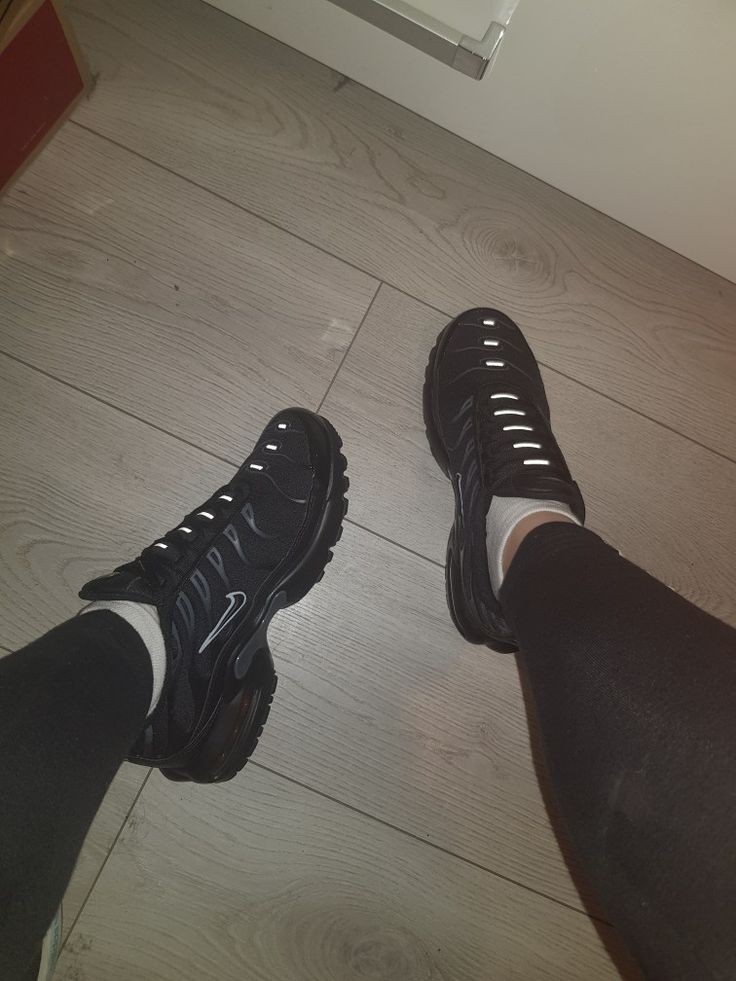 Tutti sotto queste scarpe dovete stare vermi 😂🤷‍♂️🤑