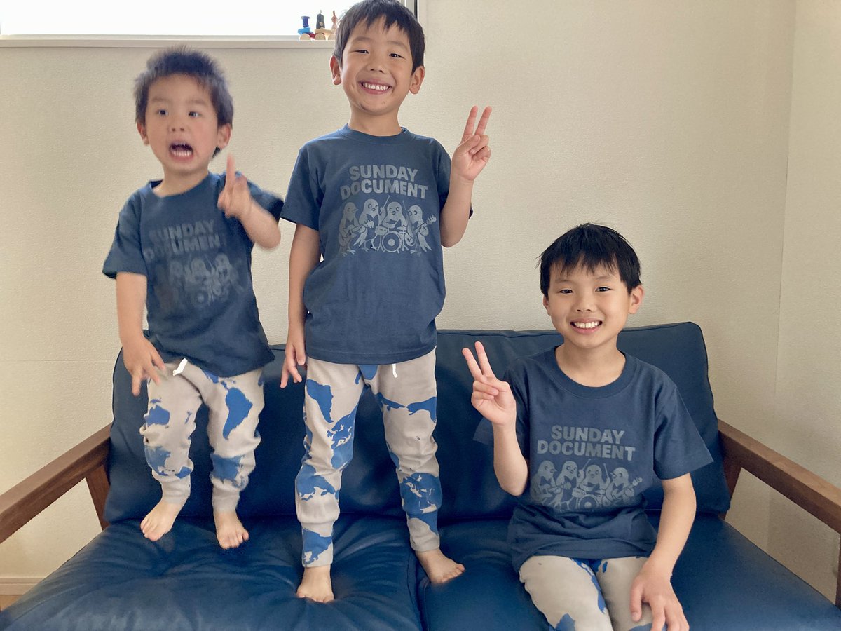 sundaydocument's tweet photo. 新しいTシャツ作りました！
サイズ：S〜XXL
カラー：ホワイト&amp;デニム
ボディ：CROSS &amp;STITCH
3,000円
※モデルはキッズサイズ（受注生産）

5/17函館ライブから販売します！
オナシャス！ https://t.co/sMoJhsprWC