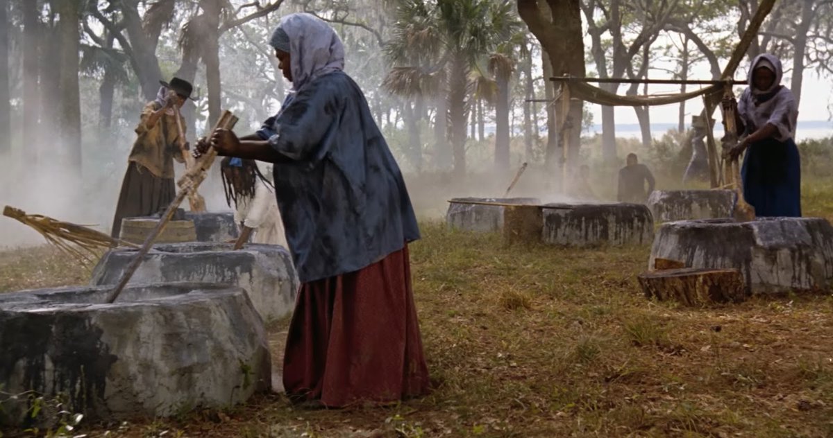 『海から来た娘たち』"Daughters of The Dust"(1991)🇺🇸🇩🇪
1902年、ジョージア沖イボ・ランディング島に暮らすガラ族が、本土移住を前に最後の集いを準備する。古い儀式を守る老女やキリスト教に改宗した者、奔放に帰郷した者らが浜辺で再会し、古き慣習と新たな未来への逡巡が描かれる。