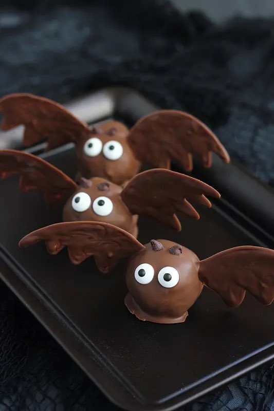GhouliaChilds's tweet photo. BAT Oreo Truffles via  One Sweet Appetite. 
#NationalTruffleDay
#GhastlyGastronomy 

https://t.co/2gvn85anKp https://t.co/c53I9YVzY0