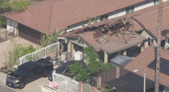 AssignEditorGuy's tweet image. #BREAKING @RSO on scene of a Moreno Valley home explosion in the 13000 blk of Pattilynn Dr. Two people who were inside home in critical condition. @RSO says explosion related to a possible butane honey oil lab. One person being detained.
