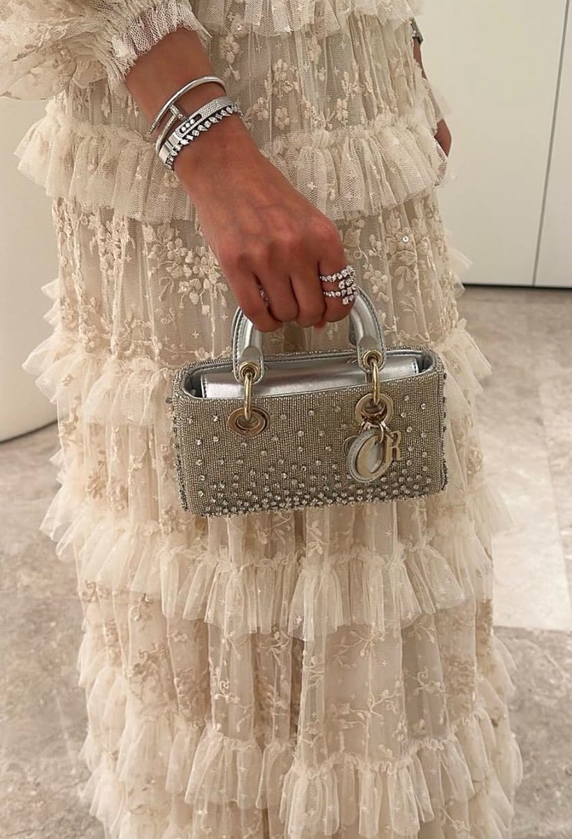 ___FirstLady_'s tweet image. انيقه✨
الفستان من نيدل اند ثريد