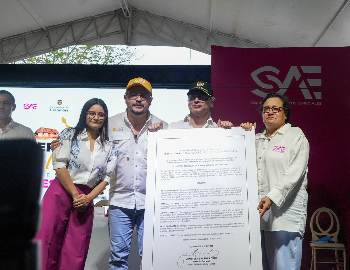 #EsNoticia La SAE le cumple al campesinado colombiano.
#AEstaHora, en La Gloria, Cesar, 150 familias víctimas del despojo en la emblemática Hacienda Bellacruz, reciben 1.080 hectáreas.
✊🌾
#LaGloriaDelCampesinado #LaReformaAgrariaEsImparable 
1/5 🧵