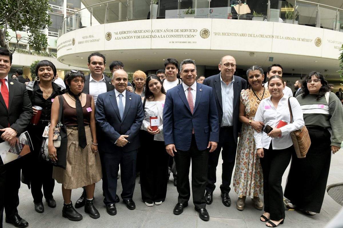 Me dio mucho gusto recibir la visita de jóvenes de la <a href="/UNAM_FCPyS/">FCPyS-UNAM</a> en el <a href="/senadomexicano/">Senado de México</a>. Platicamos de los grandes retos que enfrenta nuestro país, del papel que juega la política en el rumbo de México y de la importancia de que las nuevas generaciones se involucren con decisión