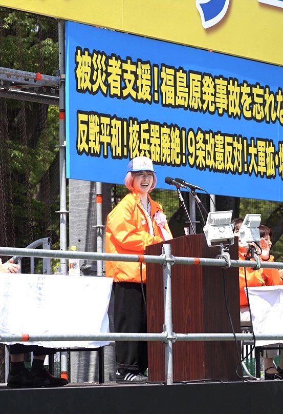 中央メーデー、グローバルIT企業Googleの労働者でつくるJMITUアルファベットユニオンの小林委員長が笑顔で発言「私1人で入ったユニオンが今では30人。もっと増やしたい。ジョブ型解雇の撤回や、株式付与型一時金カットの撤回を求めてたたかっている」