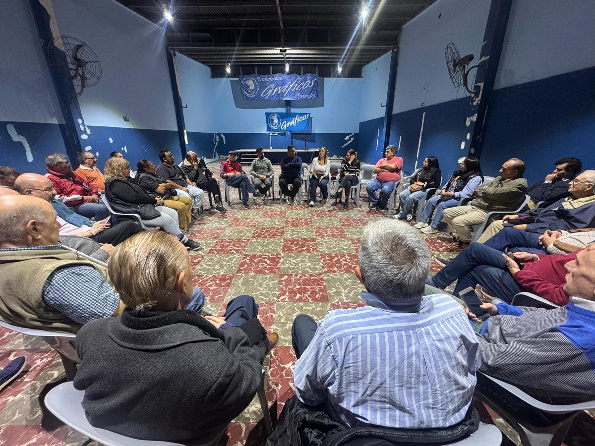anabelfsagasti's tweet photo. Esta noche me reuní con compañeras y compañeros de distintos sindicatos para conmemorar la víspera del 1° de Mayo, día del trabajador. En este momento tan difícil, necesitamos más que nunca organización y participación para defender, todos juntos, el trabajo argentino. https://t.co/uR7XvPge5Y