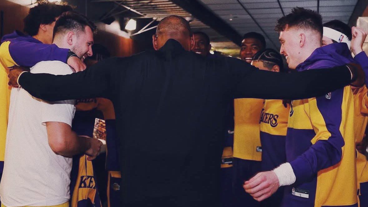 💜
💜
💜         💛
💜      💛 💛
💜    💛     💛
💜💜💜💜💜💜
     💛             💛
    💛                💛