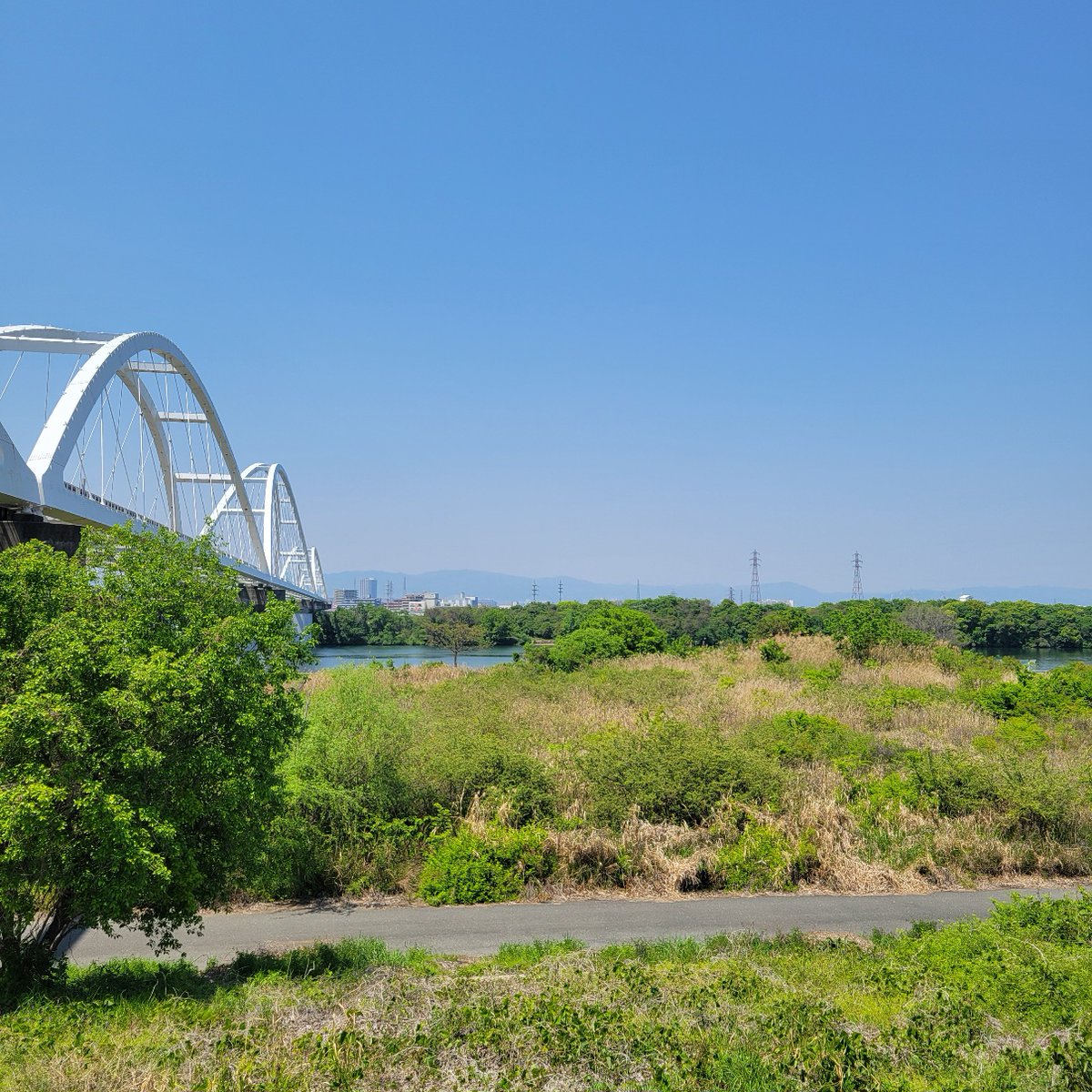_bestmatching's tweet photo. /　おはようございマッチング　\

大阪府摂津市は晴れ☀️
今日から5月！

用事で淀川を越えてきました
見えているのは鳥飼大橋
新緑の季節ですね🌳

今日もよろしくお願いします(^^)/
#企業公式が毎朝地元の天気を言い合う 
＃老人ホーム紹介
#高齢者施設
＃施設探し
＃施設選び https://t.co/GY6nbDzyQY