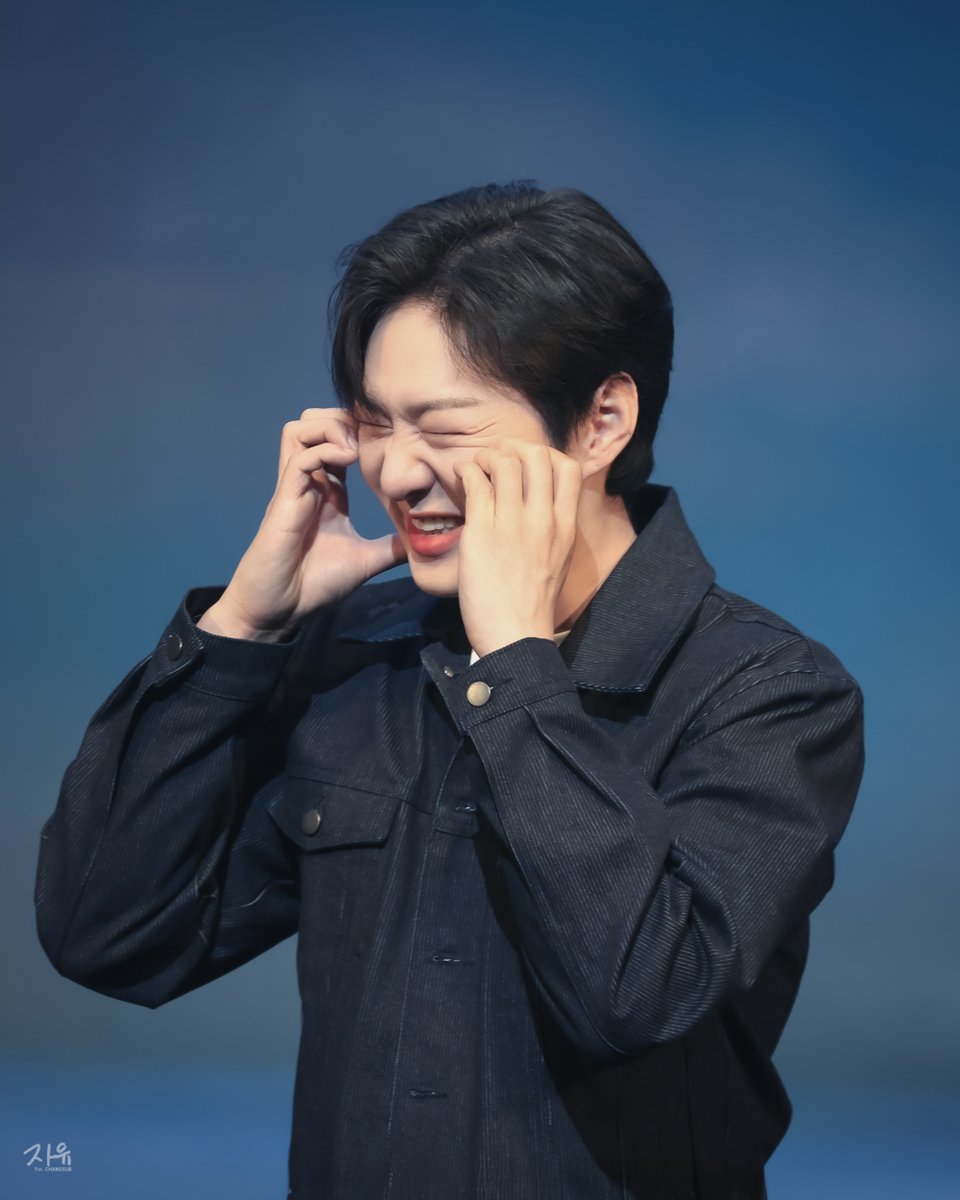 자유 tweet media