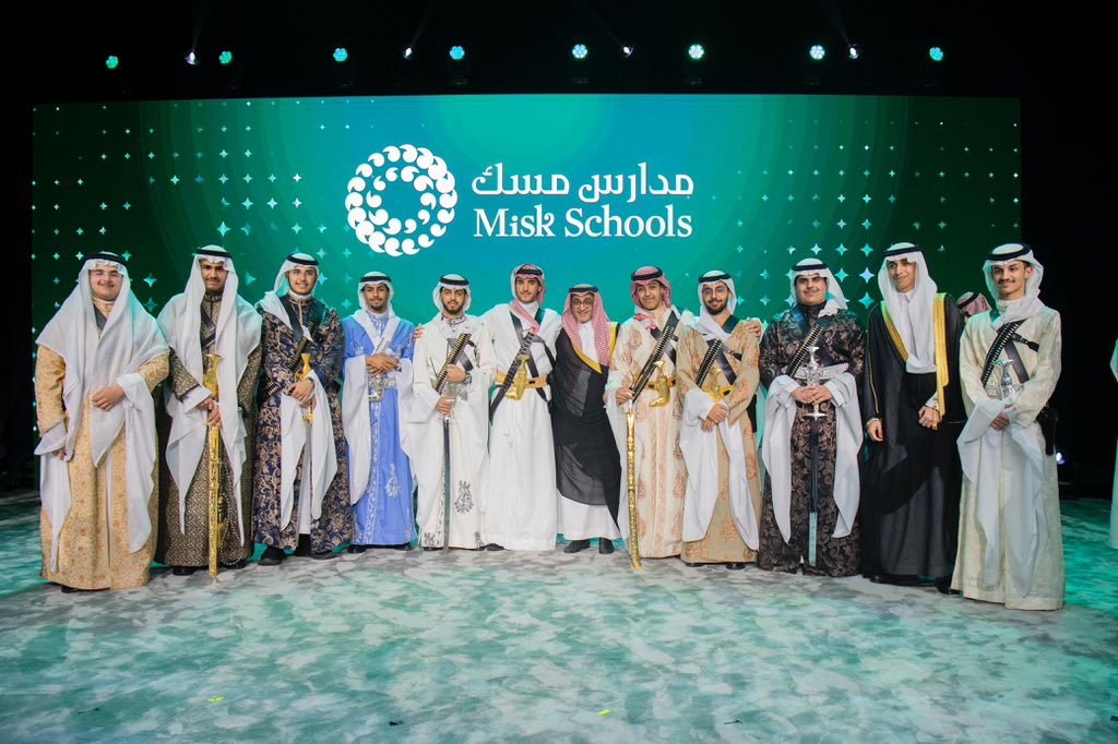 كان مساء يفيض بالفخر والفرح..
حضرت فيه حفل تخرج أول دفعة من مدارس مسك والتي تحتضنها مؤسسة محمد بن سلمان (مسك) بدعم من سمو سيدي ولي العهد حفظه الله، وكانت المدارس من أوائل المشاريع التي حرص سموه على البدء بها إبان تأسيس المؤسسه وذلك لبناء جيل قيادي مبدع، وزرع المعرفه والقيم