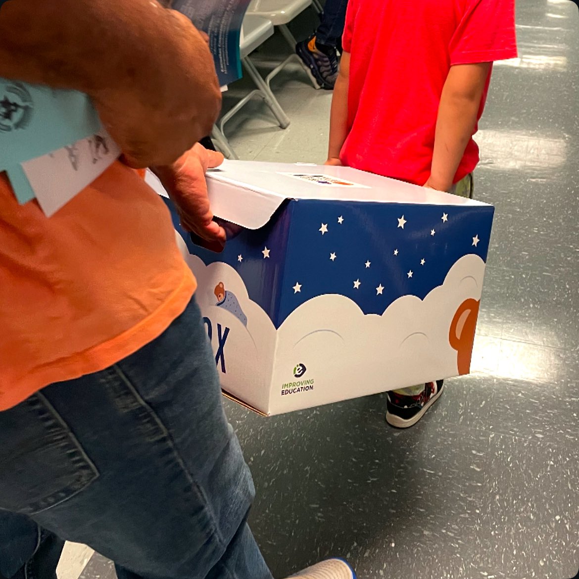 GloriaJCSL's tweet image. Our future @HHESHUSKIES can begin working on establishing #bedtimeroutines and readiness skills using their @bedtimeinabox kits and materials they received in their #swagbags this evening during #kindergartenorientation @CSconnect_MCPS