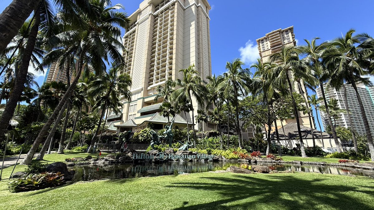 A beautiful day at Hilton Hawaiian Village in Waikiki Beach, Hawaii today ❤️🌴🏖️📸☀️🍹🙏🏼🏝️🥂🌺⛱️🤟🏼🍽️ #hawaii #oahu #honolulu #waikikibeach #hiltonhawaiianvillage