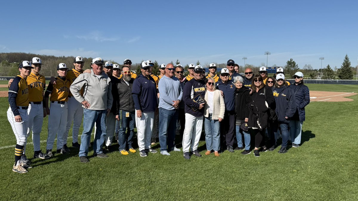 VictorBLDevils's tweet image. Congratulations Coach Rucker - 500 @vshsbaseball Victories and Counting!
We celebrated with Current/Former Coaches, Student-Athletes, Colleagues and Family. #WeAreVictor✌️