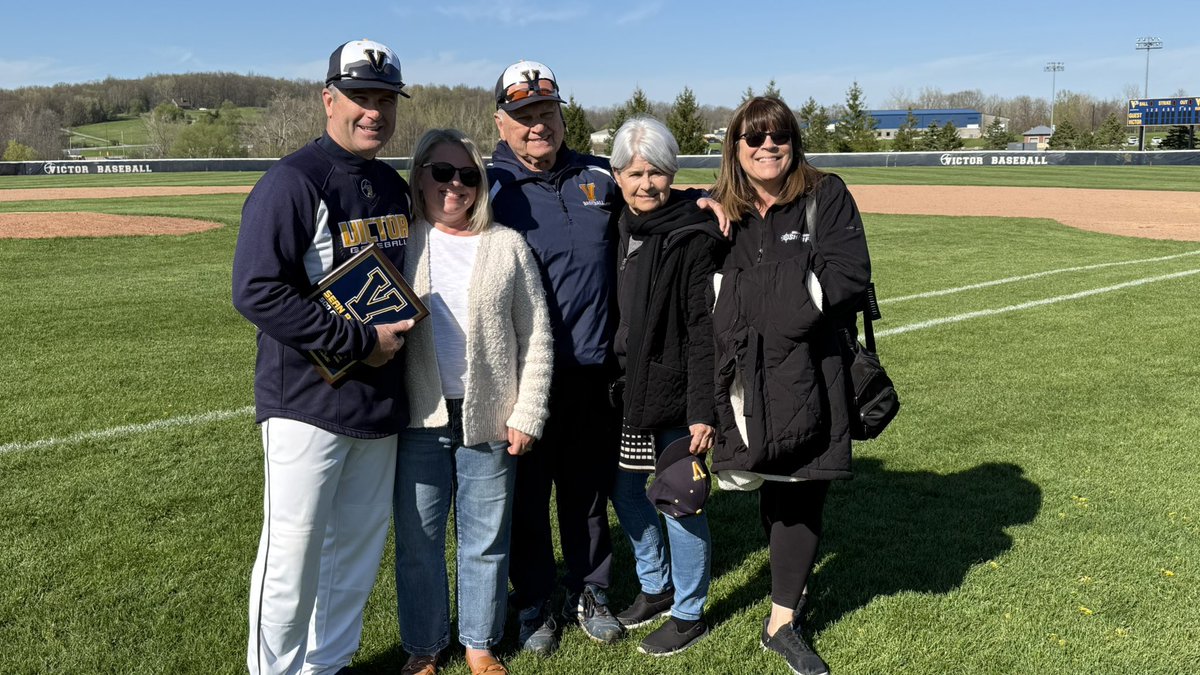 VictorBLDevils's tweet image. Congratulations Coach Rucker - 500 @vshsbaseball Victories and Counting!
We celebrated with Current/Former Coaches, Student-Athletes, Colleagues and Family. #WeAreVictor✌️