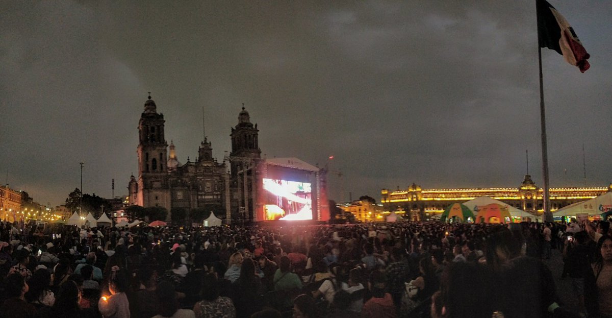 sergiohuidobro's tweet image. Miles. Son miles los morrillos, las morrillas creando aquí un recuerdo para toda la vida, gritando, riendo, abrazando capibaras de felpa.

Es histórico y es para ellos. Es #Flow , el gato de México, en nuestro Zócalo.

Vivan las historias. Viva lo público. Vivan las infancias.