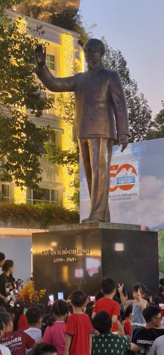 CPIRamaKrishna's tweet photo. Standing before Hochi minh statue in Vietnam with Pallab sen Gupta, president, world peace council

#Vietnam #CPIRamakrishna https://t.co/ALyw9B5yld