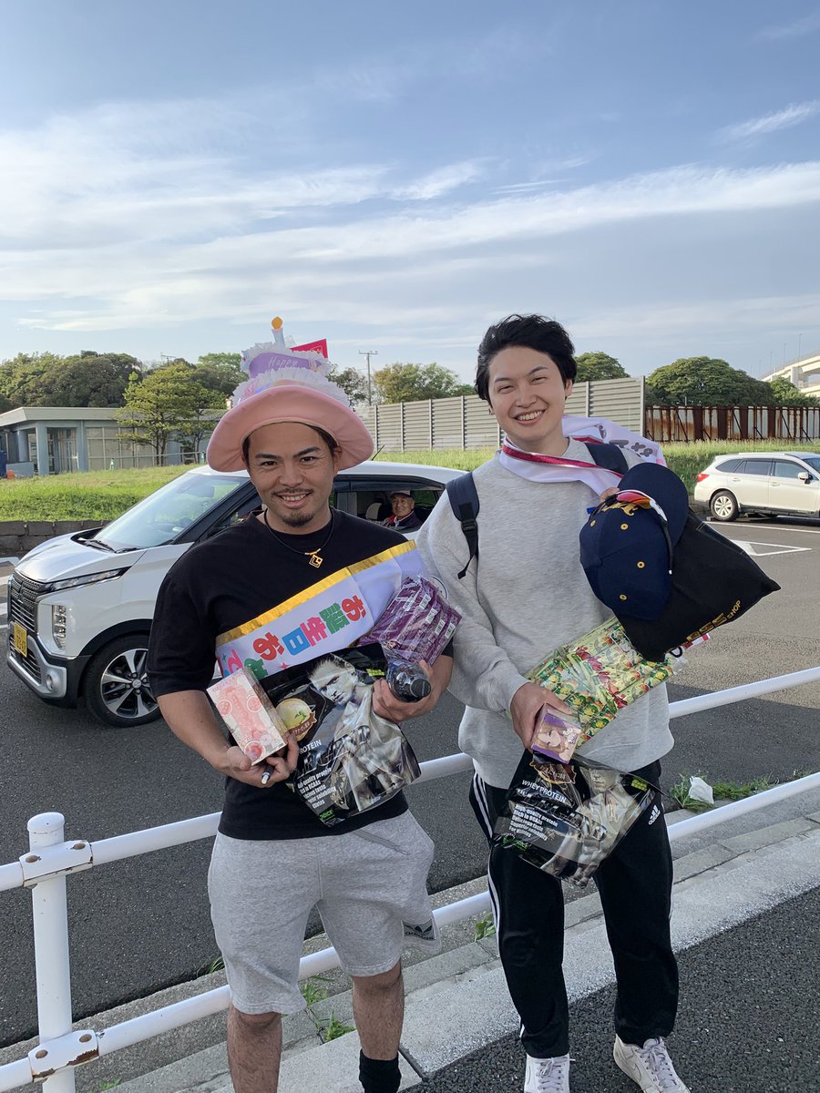 今年初の公式戦
みんなが目の色変えて挑んだ神奈川区一部初戦でしたが、激闘の末1-0で惨敗

それとは関係なく、キャプテンと次期4番候補の誕生日を祝いました！！

負けた課題は個人で向き合い、楽しさはみんなで共有しましょう！！
#主審も笑顔　#来年は優勝だ　#負けの雰囲気に負けない