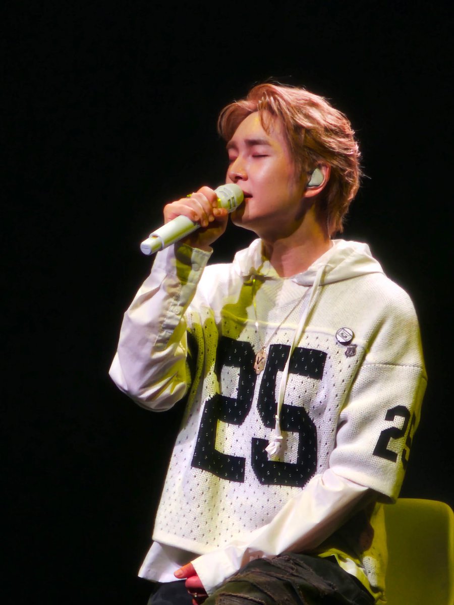 shuwol's tweet photo. Jacky’s camera is superior— look at this glowing man

#ONEWTHELIVE_CHICAGO https://t.co/MvtjG4KQkP