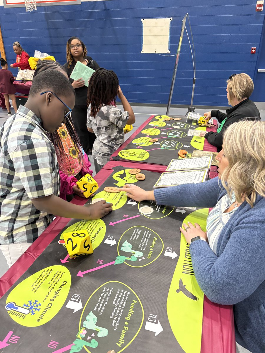 What a fun night learning about dinosaurs at Sunny Heights! Families had opportunities to read, dig, explore, design and play while learning! <a href="/msdwarren/">MSD of Warren Township</a> #WarrenWill <a href="/TCMIndy/">The Children's Museum</a>  <a href="/sunnyheightsele/">Sunny Heights Elem</a>