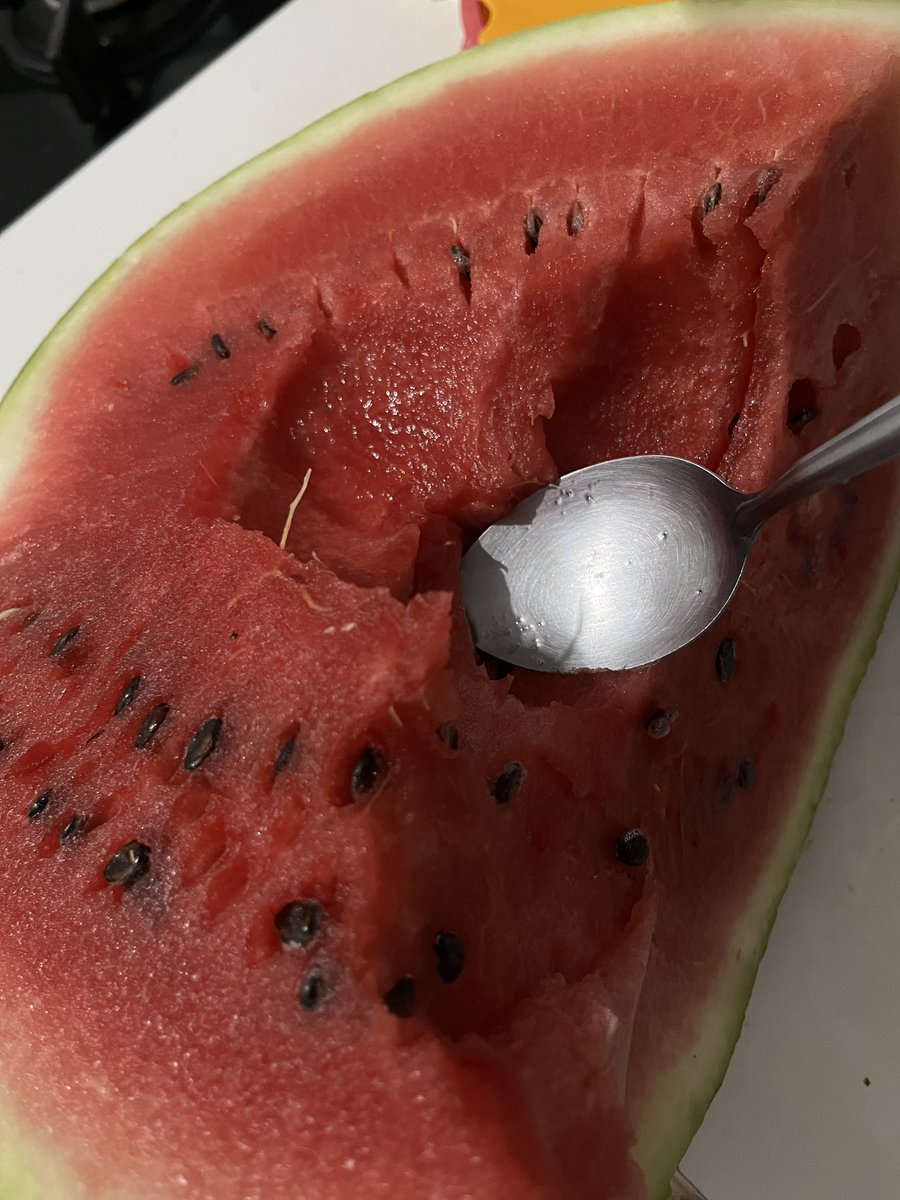 codeindesire's tweet image. eu comendo melancia direto na colher pq na minha cabeça é zero kcal
