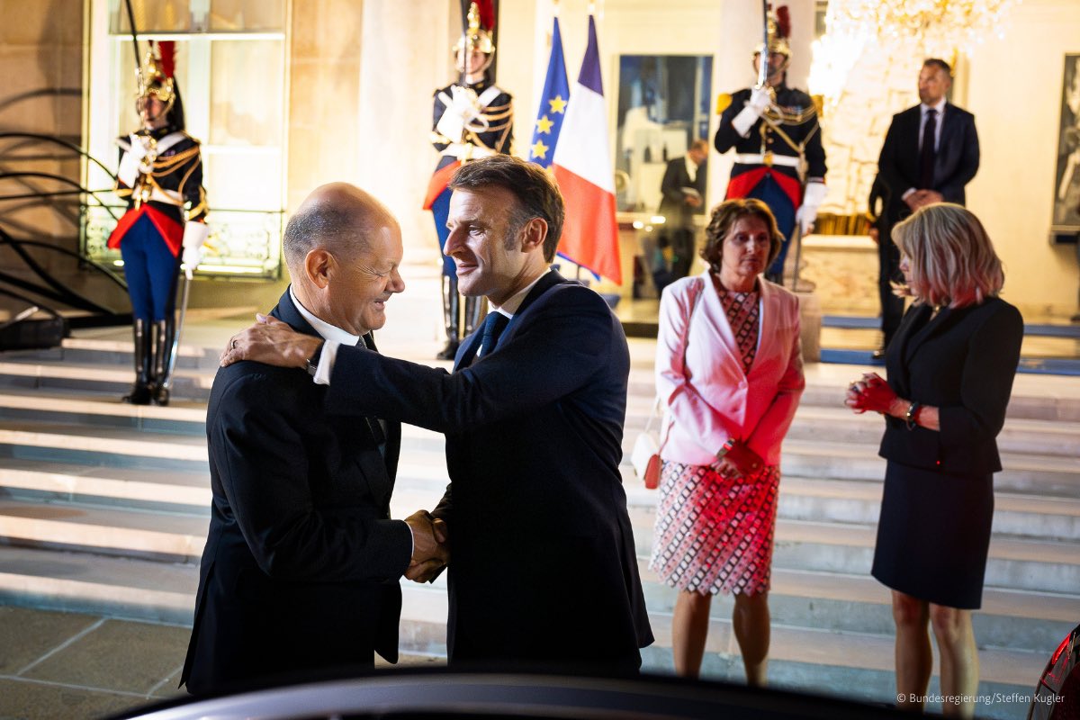 Bundeskanzler Olaf Scholz (@bundeskanzler) on Twitter photo Merci, mon cher ami ! Merci pour ton amitié, <a href="/EmmanuelMacron/">Emmanuel Macron</a>.
Ensemble, nous avons rendu le couple franco-allemand plus fort. C’est bon pour les citoyennes et les citoyens de nos deux pays. Et c’est bon pour l’Europe.
Vive l’amitié franco-allemande ! Merci, mon cher ami ! Merci pour ton amitié, <a href="/EmmanuelMacron/">Emmanuel Macron</a>.
Ensemble, nous avons rendu le couple franco-allemand plus fort. C’est bon pour les citoyennes et les citoyens de nos deux pays. Et c’est bon pour l’Europe.
Vive l’amitié franco-allemande !
