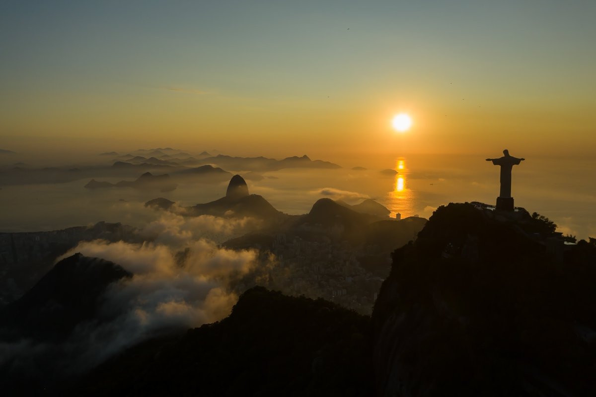 Ulisses__Soares's tweet image. In the city of Rio de Janeiro, in my home country, there is a majestic statue depicting the Savior with his arms outstretched. This magnificent monument has become one of the most recognizable images of Brazil. 

There are days when you can clearly see this image towering over…