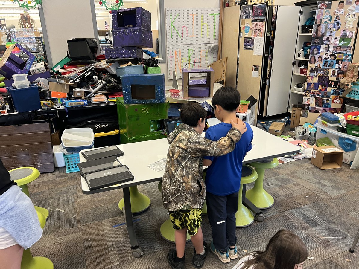 KnIhT_tNeReFfId's tweet image. Without a doubt the best money you can ever spend for your #makerspace or tech class is on @makeymakey!!! The possibilities are endless. You can thank me later!!! #edtech #makered #inventors #snake #makersgonnamake #stem #stemed @SVViperPride @DVUSD