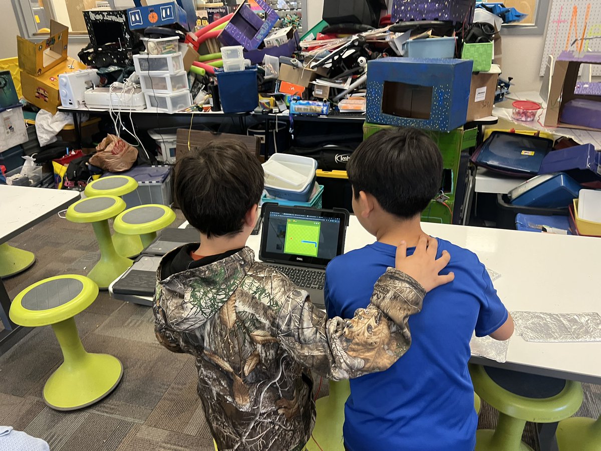 KnIhT_tNeReFfId's tweet image. Without a doubt the best money you can ever spend for your #makerspace or tech class is on @makeymakey!!! The possibilities are endless. You can thank me later!!! #edtech #makered #inventors #snake #makersgonnamake #stem #stemed @SVViperPride @DVUSD