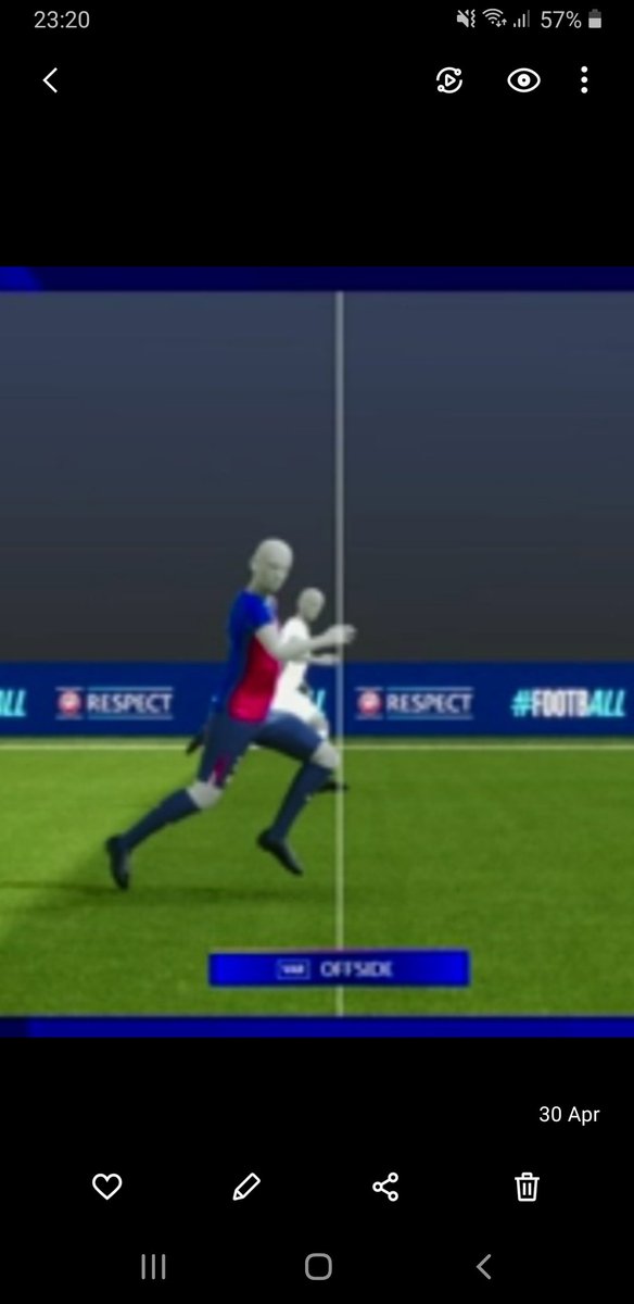 BlocknotesC's tweet image. #BarcellonaInter domanda scema, da ignorante. Perchè la linea del difensore è tirata dal ginocchio e non dalla mano? Non mi pare che si escluda la mano per il difensore. O sbaglio?