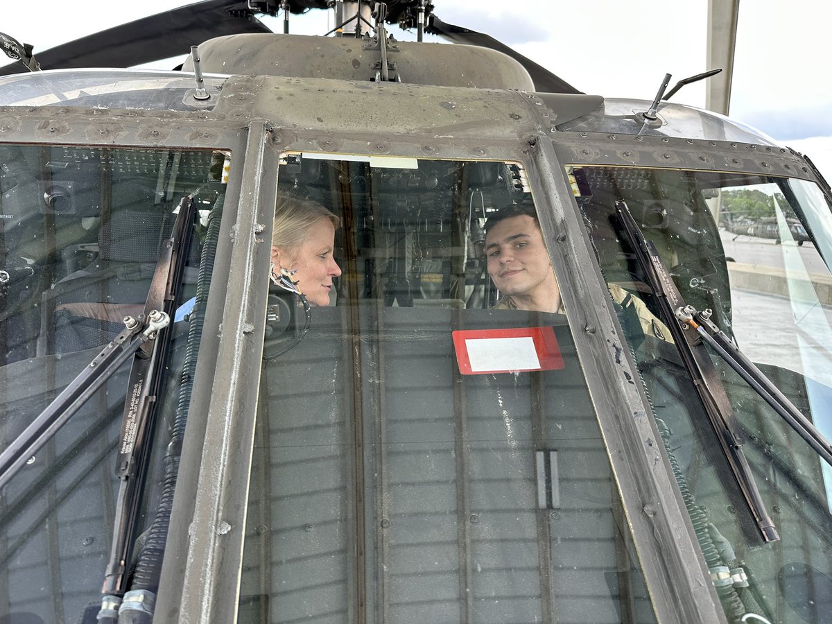 colabroscAR's tweet image. At my son’s flight school graduation. LGAB #BlawkHawk pilot. #DUSTOFF