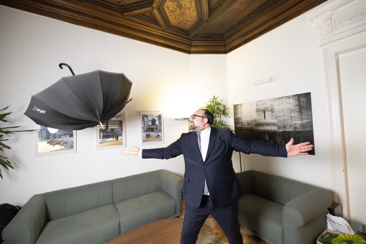 Politik ist kein Schönwettergeschäft.
Und manchmal fliegt einem der Schirm davon.
Ich blicke mit Dankbarkeit zurück und mit Haltung nach vorne.
Danke für viele besondere Jahre in der Wiener Volkspartei.
Jetzt beginnt ein neues Kapitel.

Mit Haltung. Herz. Und Humor.