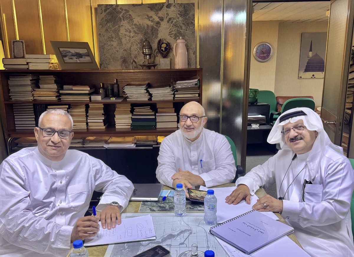 21 أبريل الماضي في جدة  في مكتب السيد صالح أحمد شطا ومعنا السيد فائز إبراهيم شطا واجتماعنا لمراجعة كتابي (تاريخ بيت آل شطا) بعد الانتهاء منه ضمن سلسلة (موسوعة البيوت الحجازية) التي أقوم بإعداداها