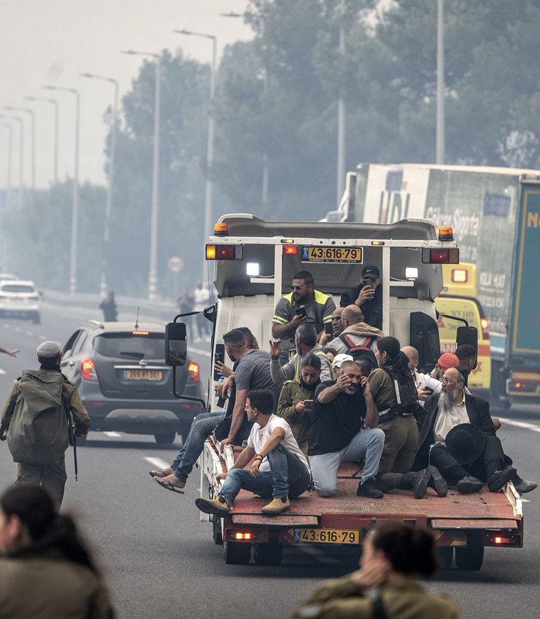 Size yemin ederim… bu fotoğraf, her Gazelinin ömür boyu unutamayacağı bir sevinçtir!

Korkuyla yerlerinden edilip birbirlerine “Nereye gidelim?!” diye sorduklarını, önlerine çıkan her türlü araca binip kaçtıkları ne anlama geldiğini biliyor musunuz?!

Bu, Rabbimizin intikamıdır.