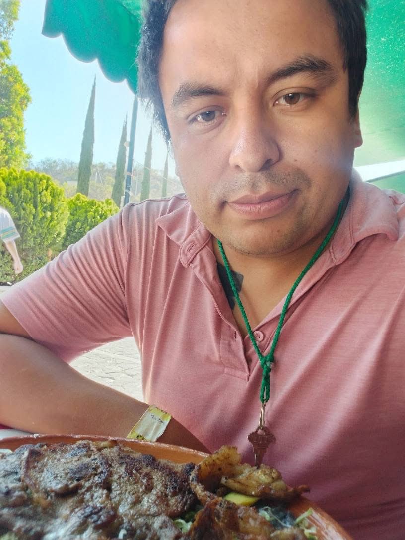 Dey_Odimpa's tweet image. Por favor @DIFEM_ @DIFTulaHidalgo @difhgo, urge revisen al TikToker Kbezuko (Alberto Eduardo Lazo) y a su esposa, no manda a la escuela a sus hijas, vende fotos desnudo, se rapa por regalos en Lives y vive acumulando bolsas de basura. Constantemente cambian de domicilio.