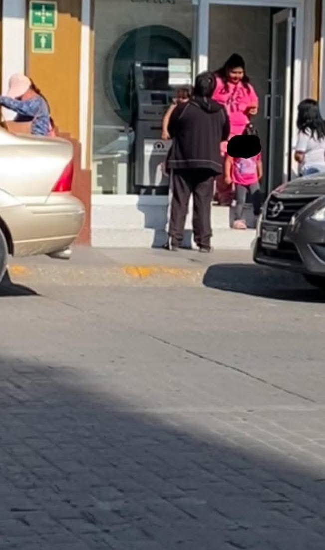 Dey_Odimpa's tweet image. Por favor @DIFEM_ @DIFTulaHidalgo @difhgo, urge revisen al TikToker Kbezuko (Alberto Eduardo Lazo) y a su esposa, no manda a la escuela a sus hijas, vende fotos desnudo, se rapa por regalos en Lives y vive acumulando bolsas de basura. Constantemente cambian de domicilio.
