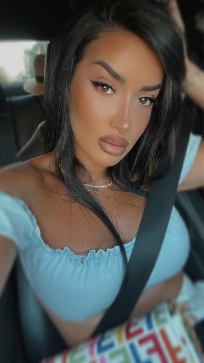 medusahuss's tweet photo. Eye contact is a dangerous game… and I always win.
#CarSelfie
#BaddieVibes
#LipsOnPoint
#SoftGlam
#MaleGaze
#HotGirlEnergy https://t.co/HMKaiXSepz
