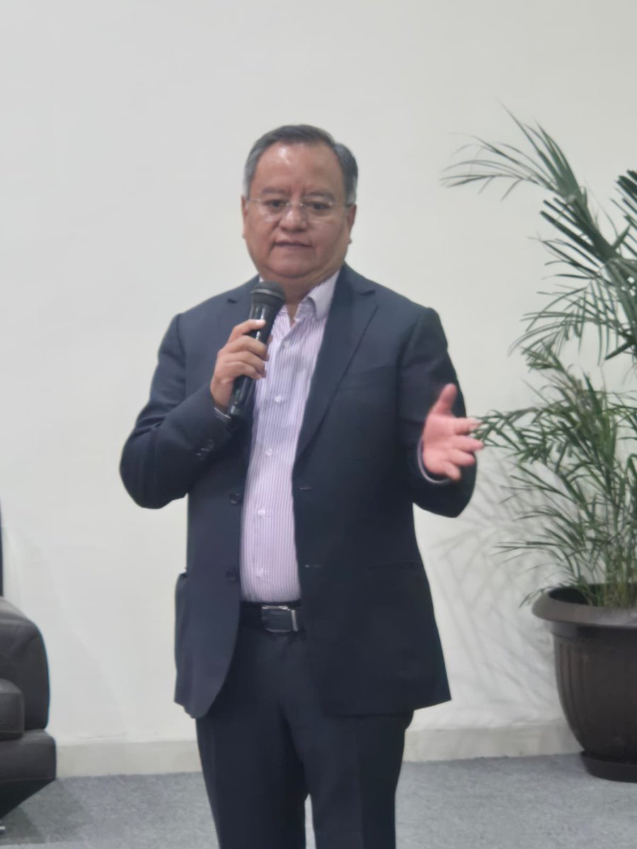 Agradezco mucho la invitación del Consejo de Cámaras y Asociaciones Empresariales del Estado de México donde resalté que no debe haber subordinación ni confrontación entre poderes, que la sociedad nos está exigiendo que haya colaboración.