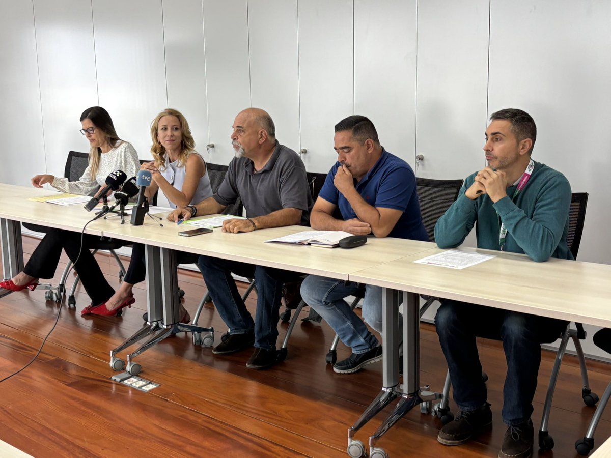 Yaiza Macario (CC OO), Yolanda Cívicos (IC), Manuel González (Sepca), Fernando Ravelo (Co.bas) y Ariel Molina (CSIF) en la rueda de prensa para pedir al GOBCAN medidas urgentes y necesarias en materia de personal en la Administración
General.