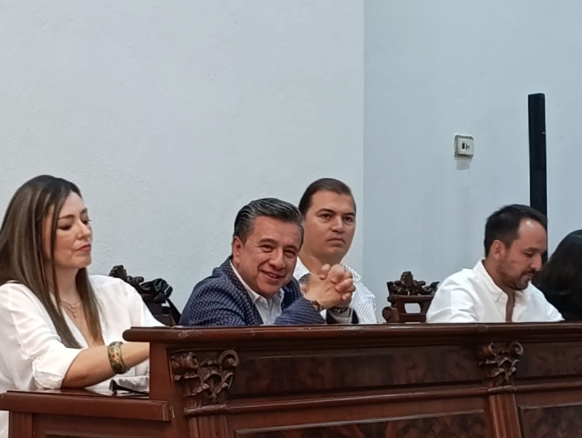 SilverioRegidor's tweet photo. ¡Vamos bien y de buenas!, seguimos trabajando con compromiso y corazón por nuestra gente.
Cuando se escucha, se propone y se actúa, las cosas empiezan a cambiar.
¡Sigamos en equipo, porque juntos #sanaremosdurango!
#Eseldoc #DocPresidente https://t.co/JF1Z0xXkwu