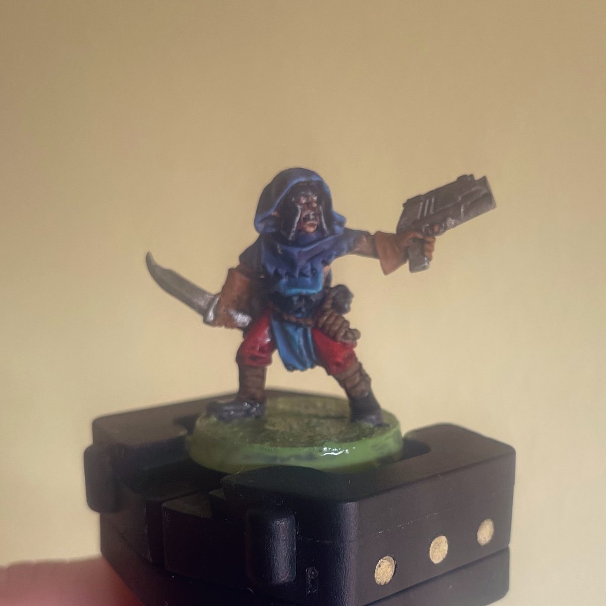PapaPomPaints's tweet photo. After painting many Kroot I decided a little pallet cleanser was needed. Began work on a classic miniature rescue this #WIPWednesday.
#WarhammerCommunity #nerdlings #WIP #miniaturepainting #Necromunda #Cawdor https://t.co/zWQhOJ2CEE