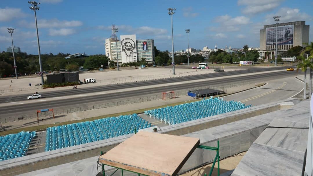 La Plaza se alista para la celebración del #1Mayo. Nuevamente el pueblo de #Cuba protagonizará otra aplastante victoria de la Revolución, esa que el Comandante en Jefe conceptualizó, aquí, hace 25 años.

#PorCubaJuntosCreamos