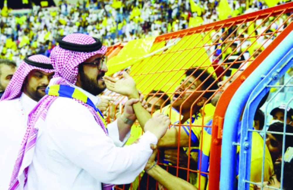 #سعود_السويلم #النصر_كاواساكي

آآآه يا سعود السويلم💔
أطالب برحيل إدارة نادي النصر كاملة وأولهم ماجد الجمعان اللي كابر على هذا المدرب السباك.

في هذه القصيدة أنعى رحيل سعود السويلم عن النصر 

أقول لسعود السويلم:

عَبَثُـــوا وكنتَ لنصـــرنا لا تَعْبَــثُ
وغــزوا وكنتَ لعــــــزنا