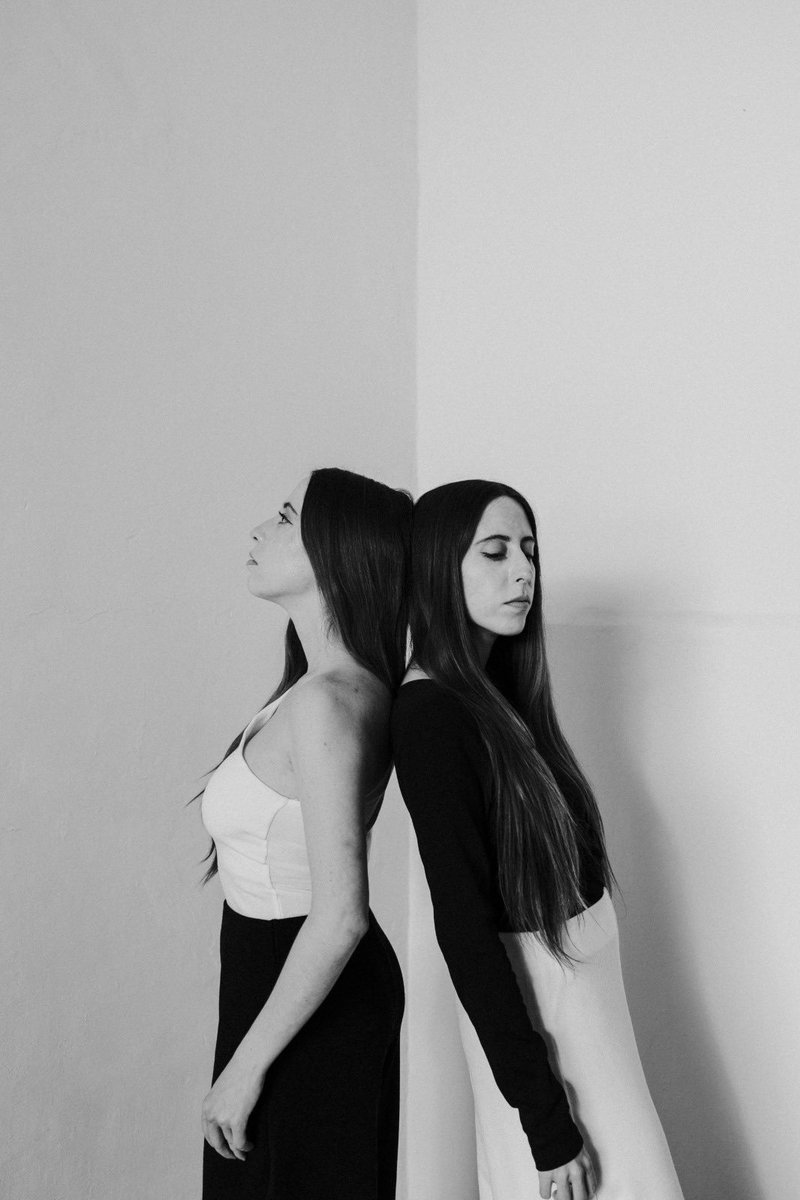BikaOficial's tweet photo. Luz y sombra. Contrastes que se abrazan.
Estas fotos hermosas que nos tomó @monifangs están inspiradas en el equilibrio del Yin Yang: la dualidad que nos habita, lo femenino y lo feroz, lo suave y lo eléctrico.

#YinYang #Dualidad #BIKA #ShootingCreativo #twins #gemelas https://t.co/XUD9r2GTNd