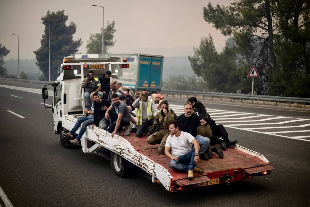 ECSaharaui__'s tweet photo. 🔴 ÚLTIMA HORA 

Israel arde. Miles de israelíes se desplazan y se refugian en otros puntos a causa de los incendios. https://t.co/CysF3JjcFA